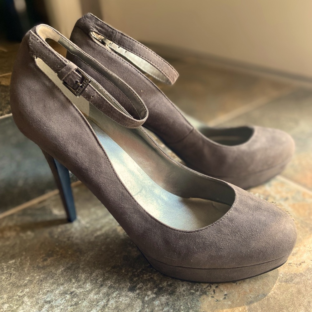 NWOT GUESS 9.5M LT wear grey stiletto heels